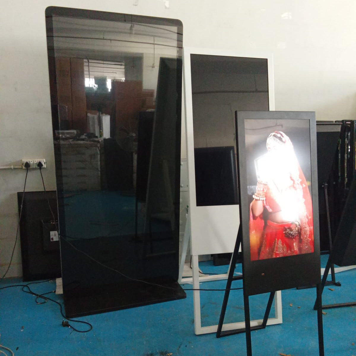 portable digital advertising display screen LED digital signage standee advertising display for retail stores